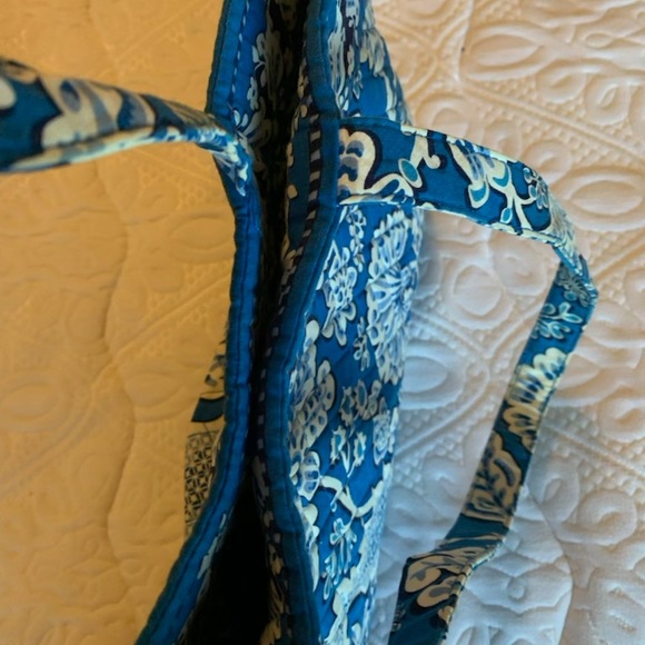 Vera Bradley blue paisley tote in Blue lagoon retired pattern, preowned - Picture 2 of 7
